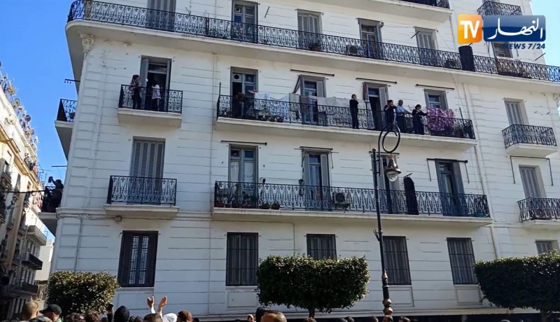 العائلات الجزائرية تشارك في المسيرات السلمية بتقديم المياه للمتظاهرين