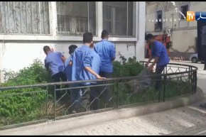 سكيكدة/ تلاميذ من متوسطة “يمونة قموح” يساعدون عامل نظافة في تنظيف محيط مدرستهم