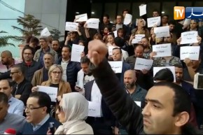 عمال مجمع “دزاير نيوز” في وقفة سلمية تضامنا مع زملائهم الموقوفين