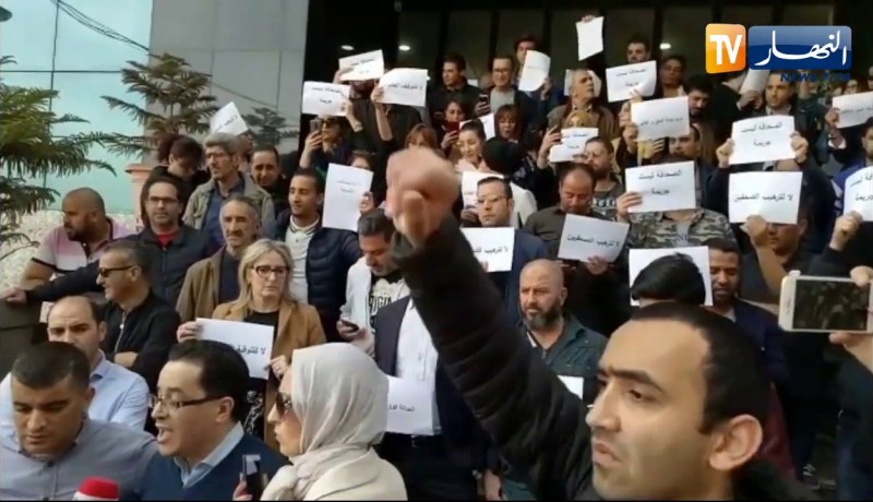 عمال مجمع “دزاير نيوز” في وقفة سلمية تضامنا مع زملائهم الموقوفين