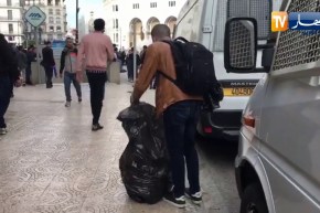 سلوك حضاري للمتظاهرين بالعاصمة