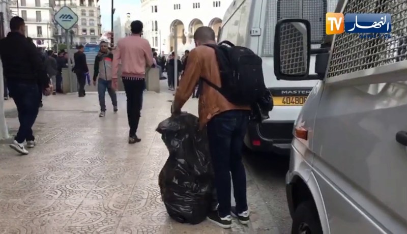 سلوك حضاري للمتظاهرين بالعاصمة