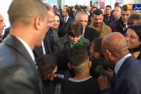 بن غبريت تتفاعل مع الأطفال وتسألهم عن معدلهم الدارسي