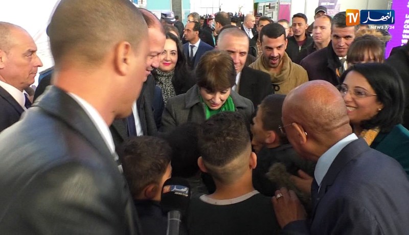 بن غبريت تتفاعل مع الأطفال وتسألهم عن معدلهم الدارسي