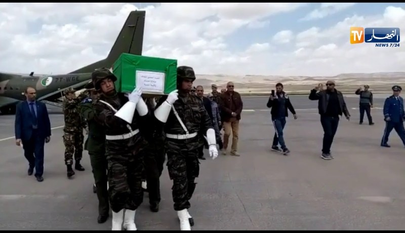 وصول جثمان الشهيد بوغرارة حسام الدين إلى مطار الشيخ العربي التبسي