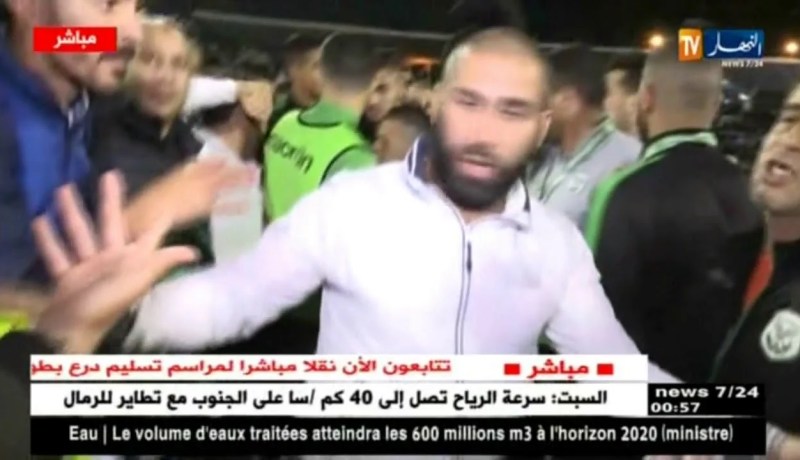 لاعبو شباب قسنطينة يحتفلون بدرع البطولة تحت الهتافات “الله أكبر ياسين بزاز”