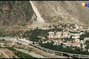 بجاية: شاهد المنطقة الجبلية التي تعرضت إلى إنهيارات صخرية عقب الهزة الأرضية