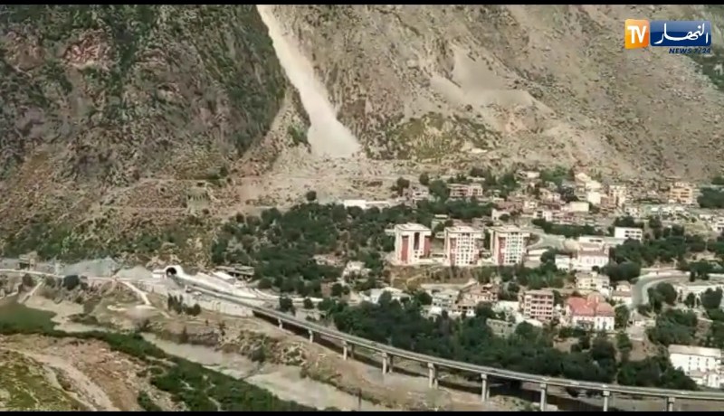 بجاية: شاهد المنطقة الجبلية التي تعرضت إلى إنهيارات صخرية عقب الهزة الأرضية