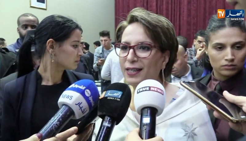 وزيرة الثقافة تكرم فرقة العرض المسرحي “GPS” بعد تحصلها على جائزة المسرح العربي