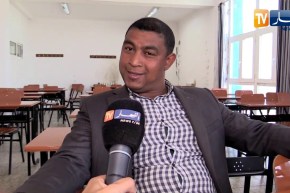 سيدي بلعباس: حسين.. أستاذ بالجامعة وبائع شاي بأحد مقاهي المدينة