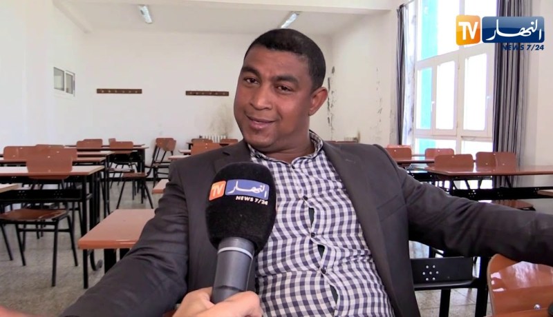 سيدي بلعباس: حسين.. أستاذ بالجامعة وبائع شاي بأحد مقاهي المدينة