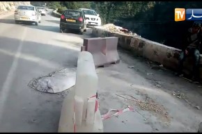 بجاية: شاهد عملية إعادة إصلاح بالطريق الوطني رقم 9 على خلفية إنزلاق التربة