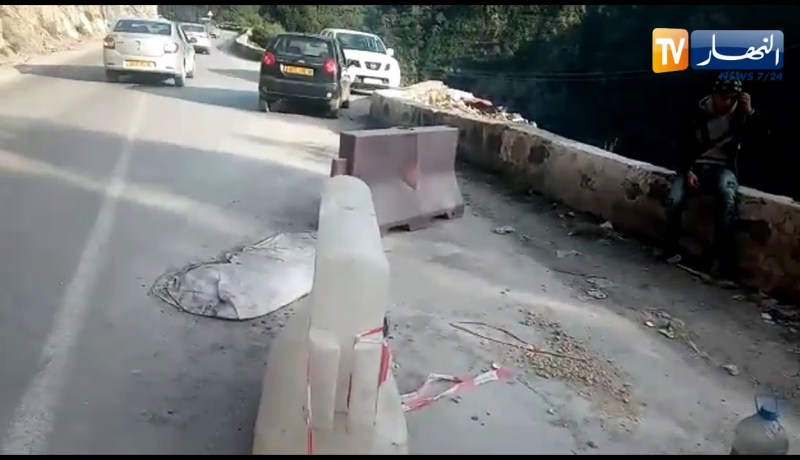 بجاية: شاهد عملية إعادة إصلاح بالطريق الوطني رقم 9 على خلفية إنزلاق التربة