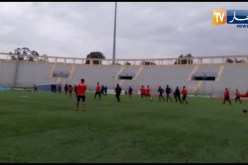 شاهد أنصار مولودية وهران يركضون وراء اللاعبين ويطردنهم