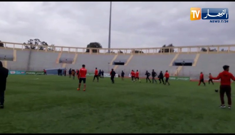 شاهد أنصار مولودية وهران يركضون وراء اللاعبين ويطردنهم