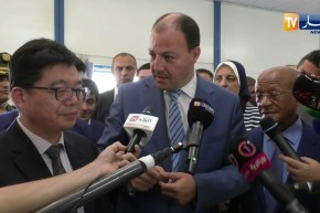 شاهد وزير الرياضة يتحدث بالإنجليزية باش يفهم الشينوي وهو يجاوبو بالعربية الفصحى .. خلعو