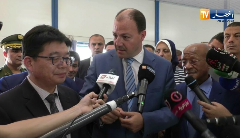 شاهد وزير الرياضة يتحدث بالإنجليزية باش يفهم الشينوي وهو يجاوبو بالعربية الفصحى .. خلعو