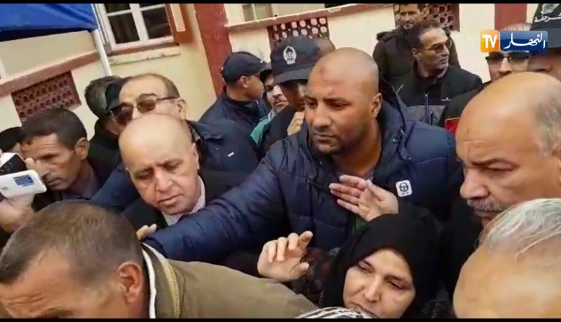 مواطنون يعترضون موكب الوزير اثناء زيارته مشروع 110 ترقوي مدعّم ببلدية تنس