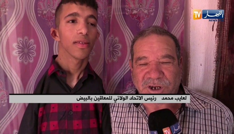 البيض: علي شعيب بلا ذراعين يكتب برجله يتحصل على الباكالوريا