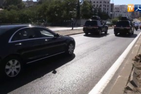 لحظة مرور موكب رئيس الجمهورية خلال توجهه نحو مقام الشهيد للترحم على أرواح الشهداء