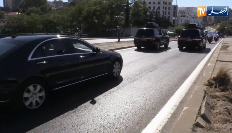 لحظة مرور موكب رئيس الجمهورية خلال توجهه نحو مقام الشهيد للترحم على أرواح الشهداء