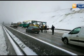 مصالح الأشغال العمومية  والحماية والدرك تتدخل لفتح الطريق الوطني رقم 1  بالمدية نتيجة تراكم الثلوج