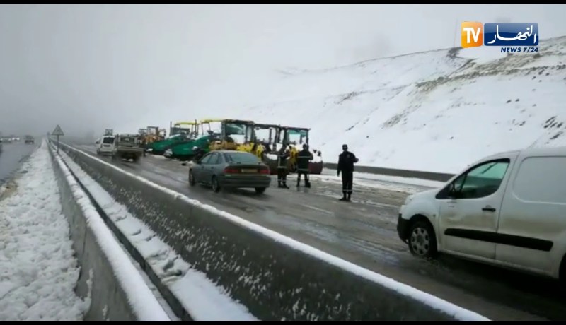 مصالح الأشغال العمومية  والحماية والدرك تتدخل لفتح الطريق الوطني رقم 1  بالمدية نتيجة تراكم الثلوج