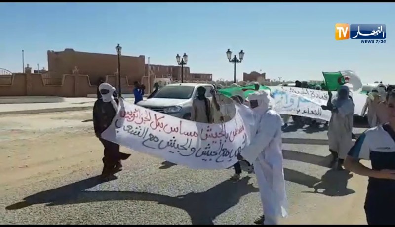 مسيرة شعبية مساندة للجيش وتنظيم الانتخابات  ببرج باحي مخنار