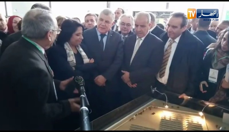 قصر المعارض :زرواطي تجوب أروقة معرض الطاقات المتجددة رفقة عدد من الوزراء