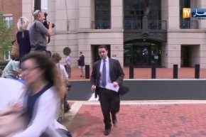 مشاهد لصحفيين أمريكيين يصنعون الحدث لحظة خروجهم من المحكمة وهم يتسابقون من اجل سبق صحفي