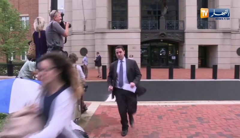 مشاهد لصحفيين أمريكيين يصنعون الحدث لحظة خروجهم من المحكمة وهم يتسابقون من اجل سبق صحفي