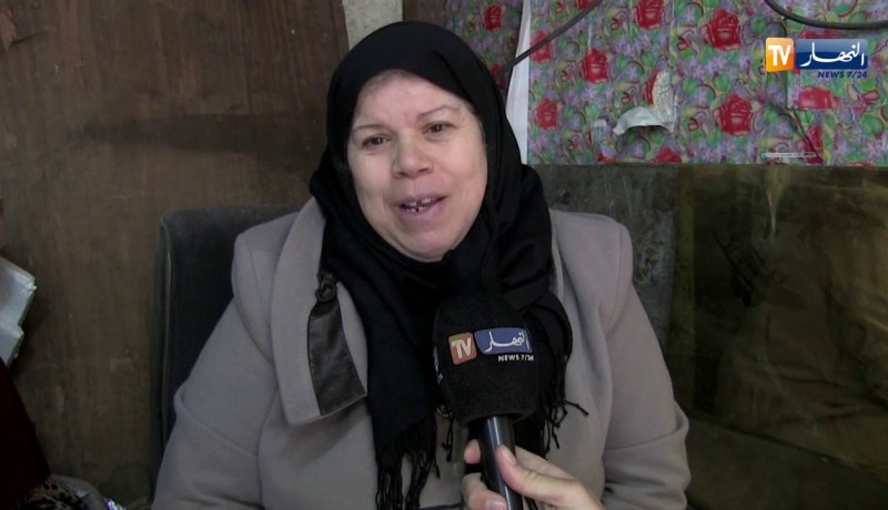 قسنطينة/ نساء بمهن رجالية…”سامية” إمرأة تمتهن النقش على النحاس