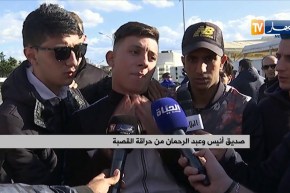 عائلات و أصدقاء حراقة القصبة ينتظرون امام وزارة الخاريجية لسماع أي جديد عن أبنائهم