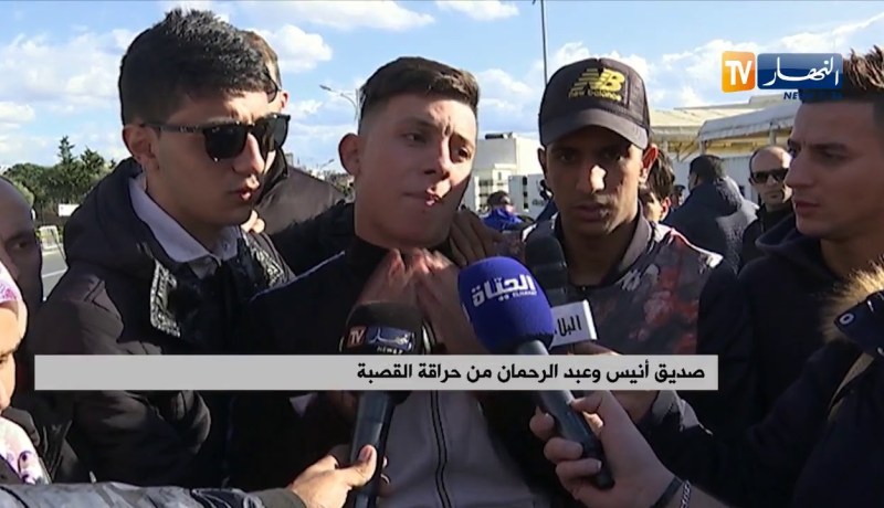 عائلات و أصدقاء حراقة القصبة ينتظرون امام وزارة الخاريجية لسماع أي جديد عن أبنائهم