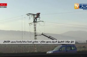 شاهد..عملية ربط الأسلاك الكهربائية الجديدة عالية التوتر بالطريق السيار في حمادي