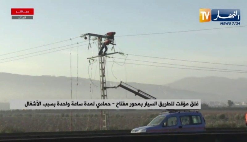 شاهد..عملية ربط الأسلاك الكهربائية الجديدة عالية التوتر بالطريق السيار في حمادي