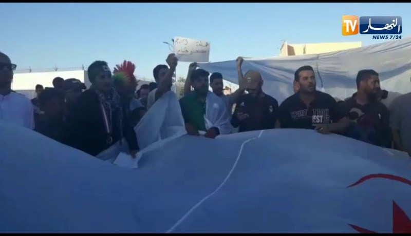 شاهد..إنطلاق مسيرات داعمة للجيش الوطني الشعبي بتندوف