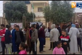 مواطنوا بلدية “العقلة” بالوادي يحتجون ويطالبون بإنهاء الإنسداد بالمجلس البلدي !!