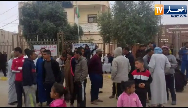 مواطنوا بلدية “العقلة” بالوادي يحتجون ويطالبون بإنهاء الإنسداد بالمجلس البلدي !!