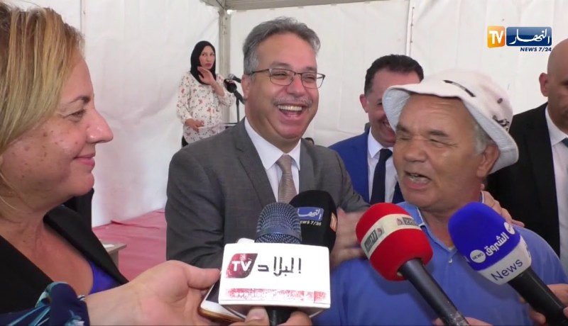 فيديو طريف لوزير السكن رفقة أحسن مستأجر من ذوي الاحتياجات الخاصة