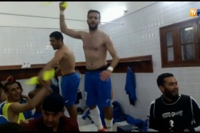 فرحة لاعبي دفاع تاجنانت داخل غرف تغيير الملابس بعد ضمان البقاء