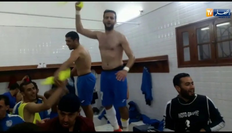 فرحة لاعبي دفاع تاجنانت داخل غرف تغيير الملابس بعد ضمان البقاء