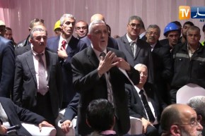 شاهد..تلاسنات بين بعض أنصار المولودية ومسيري الفريق وسوناطراك