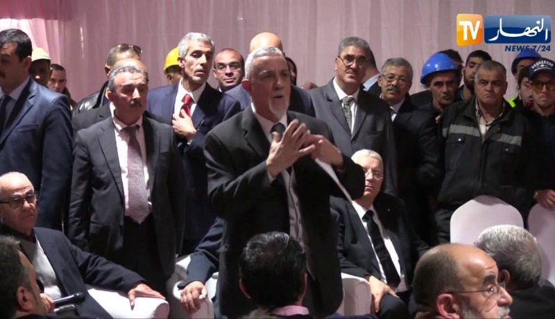 شاهد..تلاسنات بين بعض أنصار المولودية ومسيري الفريق وسوناطراك