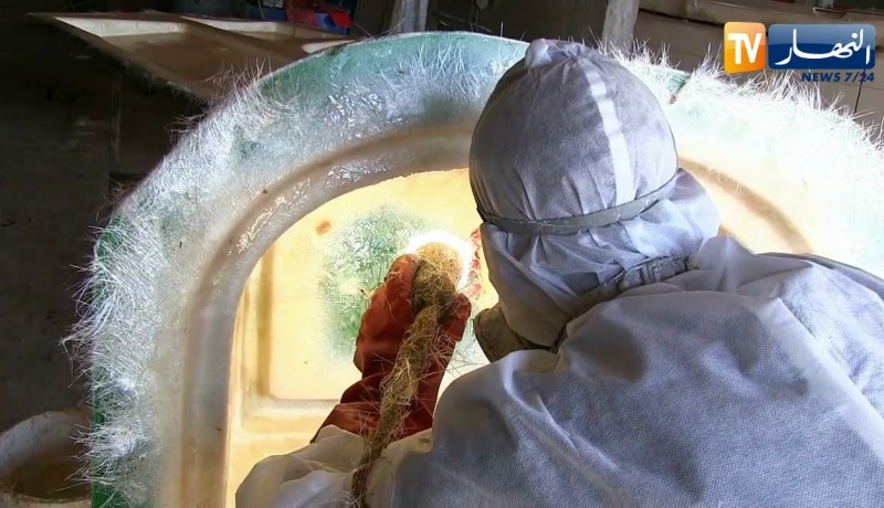 جيجل: محمد.. حرفي يبدع في صناعة السفن بمواصفات عالمية وأسعار تنافسية