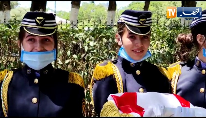 في موقف تقشعر له الأبدان.. شبلات الأمة يذرفن الدموع بعد دفن رفات الشهداء