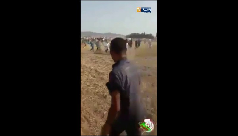 شاهدوا.. كيف دهس حصان والد العريس في ميلة !!