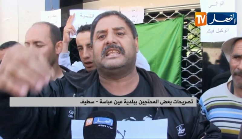 سطيف: مواطنون يغلقون مقر البلدية و يحتجون على تصرفات رئيسها