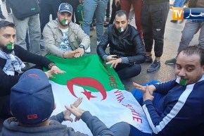 الصمّ البكم يشاركون في المسيرات السلمية بالعاصمة