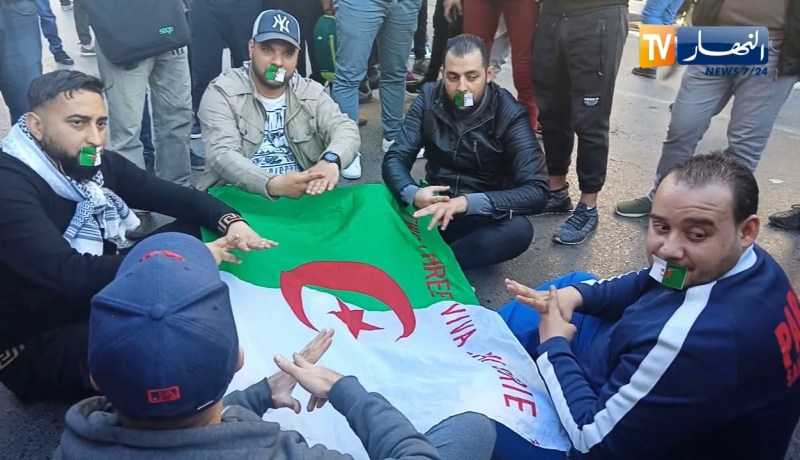 الصمّ البكم يشاركون في المسيرات السلمية بالعاصمة